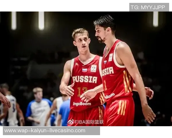 男篮蓝队迎战俄罗斯队全力争胜展现团队实力与战术配合